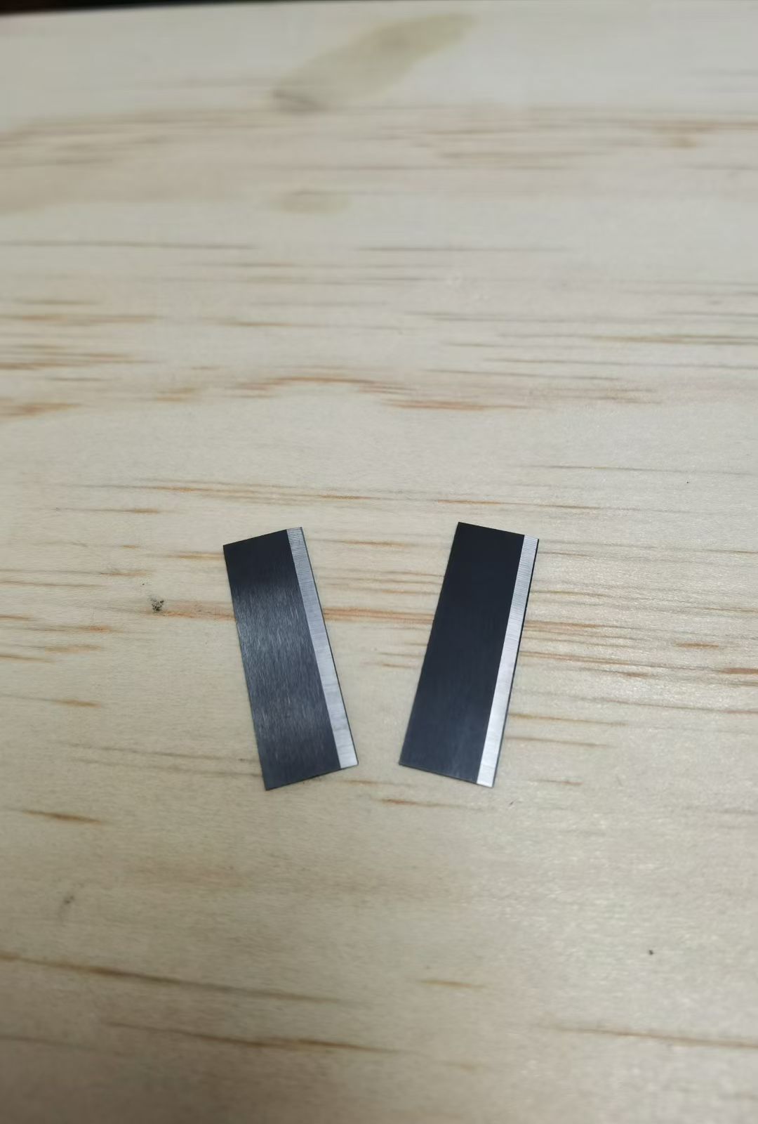 Two straight tungsten carbide chemical fiber cutting blades with ground edge bands