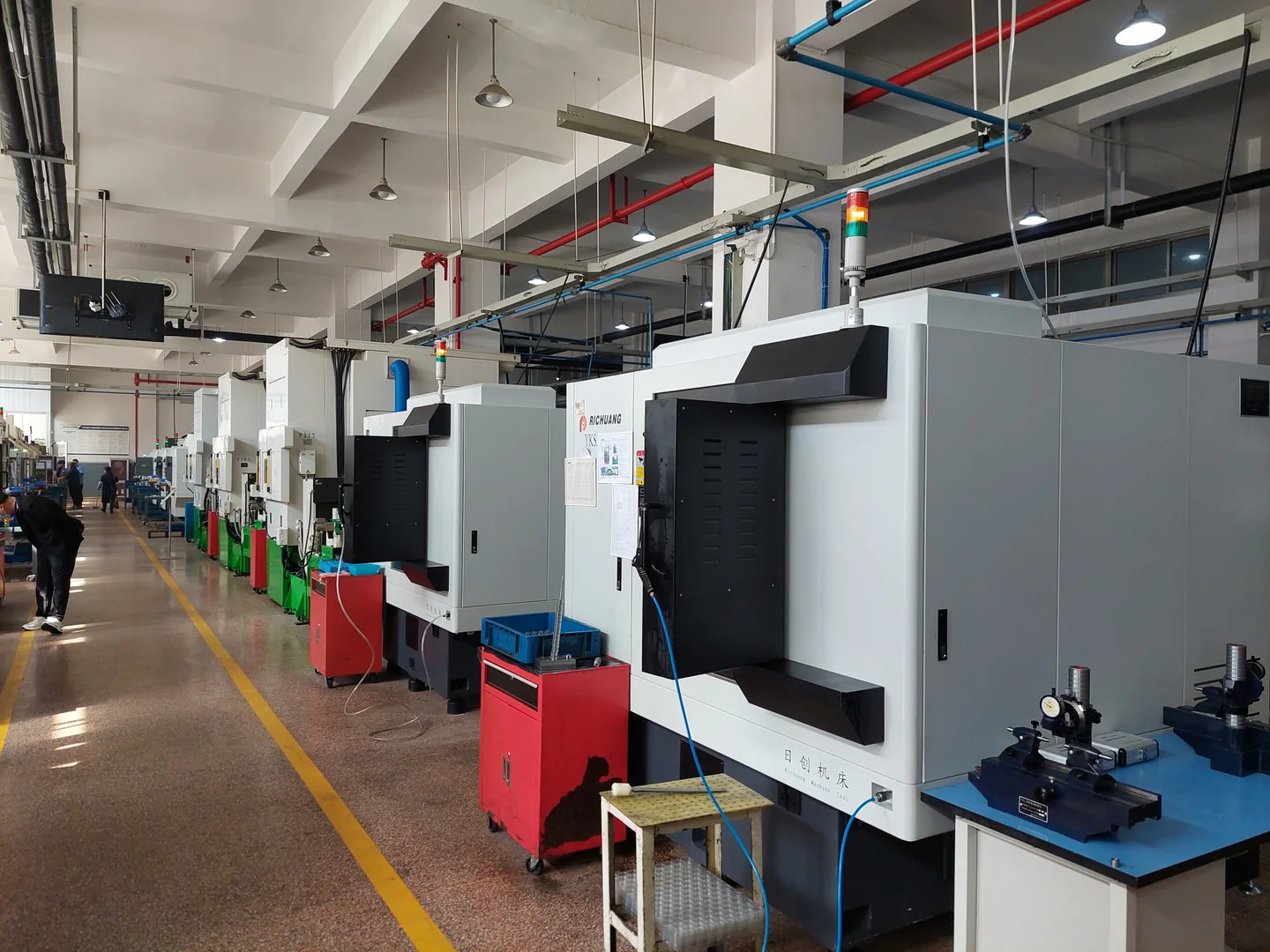 Enclosed production equipment in the MEIRENTE workshop